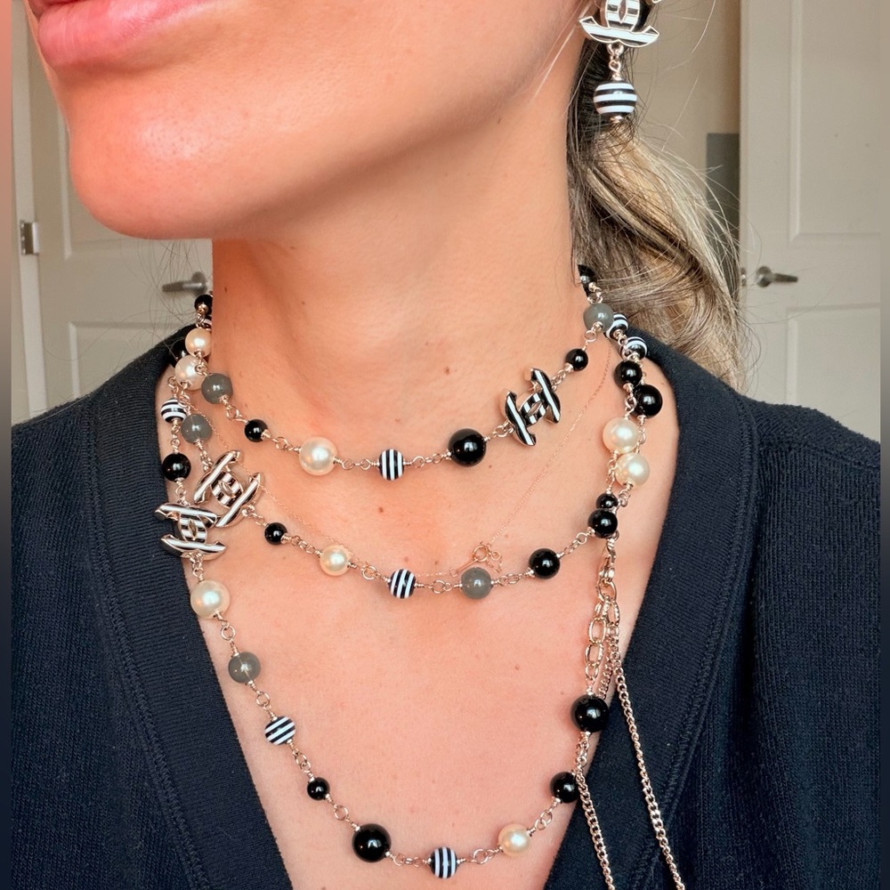 🤍Vintage Chanel Multicolor Beaded CC Necklace Pearls, Black & White Glass Beads🖤 - Picture 8 of 16
